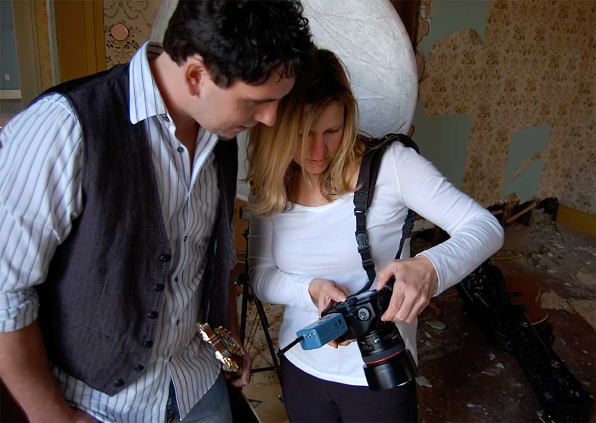 photographer showing client photo on the back of the phone