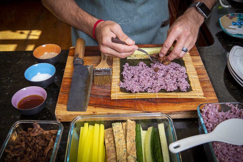 making seaweed rolls