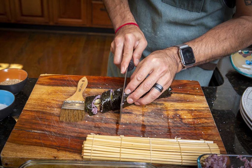 Cutting seaweed rolls
