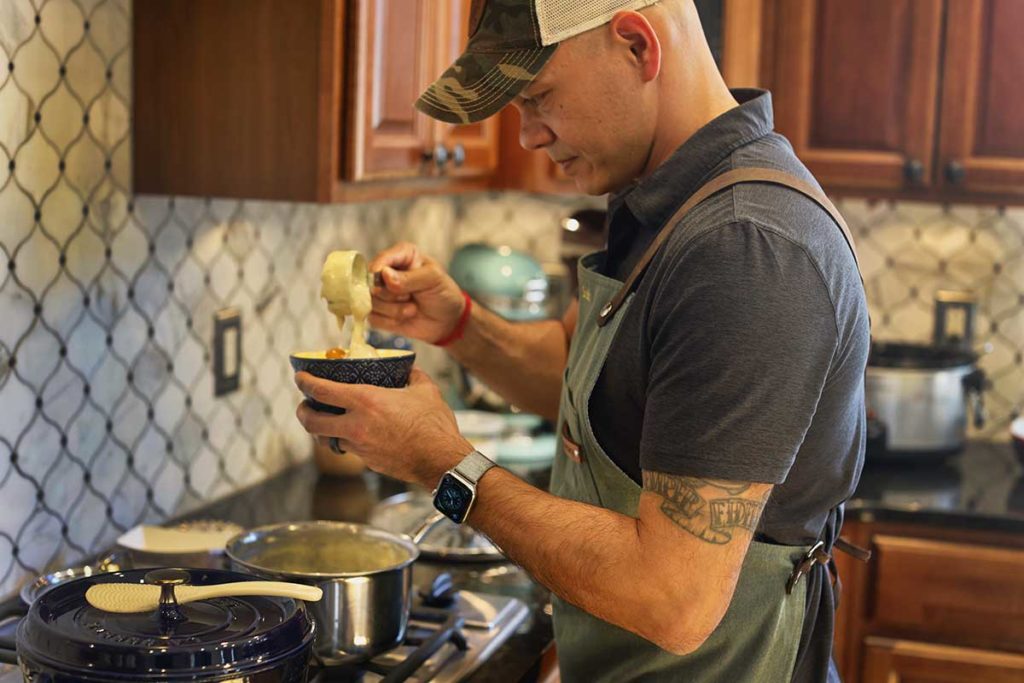 adding cheese sauce to tteokbokki